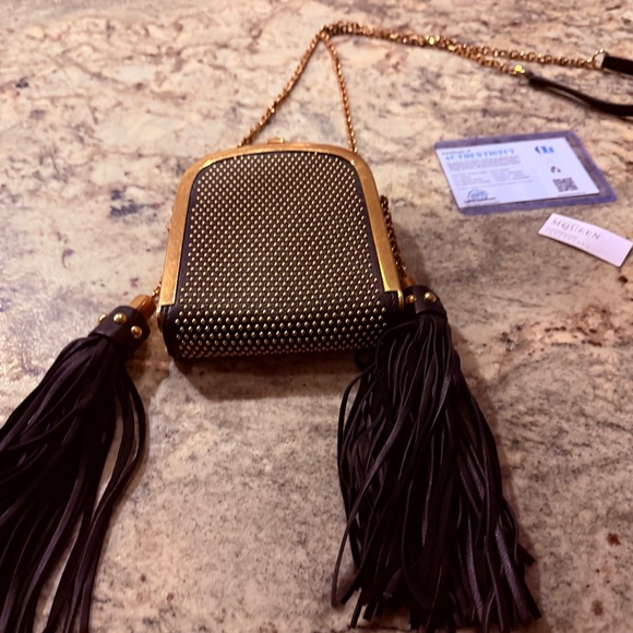 EXCELLENT McQueen Limited Edition MEGA Grail Skull Crossbody - Picture 1 of 9